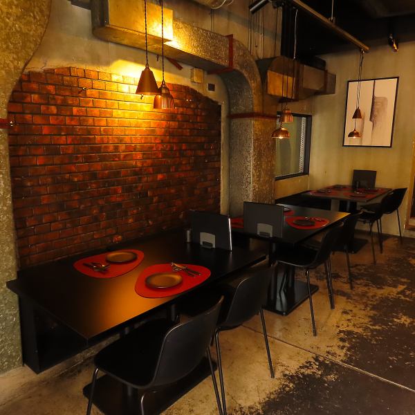 店内は、シックでいて落ち着きと開放感を兼ね備えています。シンプルな設計だからこそ、テーブルレイアウトを自在に調整でき、大小問わず宴会に柔軟に対応可能！アクセスしやすい立地と合わせて、幹事様にとっても安心の条件を揃えました☆心地よい空間演出で大人数の集まりでも快適に過ごせます◎