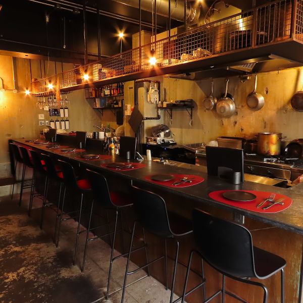 カウンター席やコンパクトなテーブル席は、2名から気軽に利用できます！目の前で調理が見えるライブ感のあるカウンターや落ち着きのあるテーブルは、デートにもおすすめ☆静かさと居心地の良さを両立し、リラックスできる時間を提供します♪ほんのりと温かみのある照明が、親密な会話をより弾ませます◎