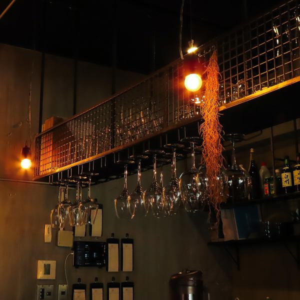 店内は温かみのあるモダンイタリアンスタイルで、清潔感と落ち着きを感じる空間です☆アクセスも良好で、仕事帰りや特別な日にも立ち寄りやすい立地◎スタッフの丁寧なサービスが、特別な時間を心地よくサポートします♪ワインや料理を引き立てる静かな雰囲気で、誰と訪れても満足度の高い体験ができます★