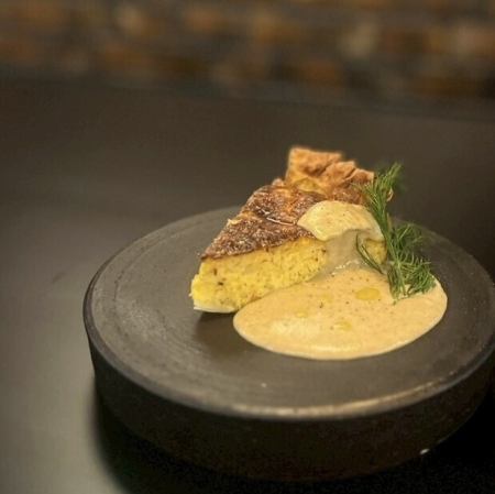 ズワイガニのパイキッシュ 蟹味噌濃厚ソース