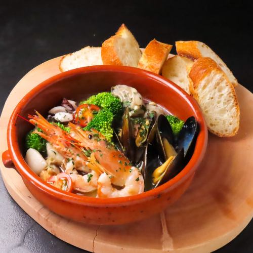 魚介の旨みが溢れ出す「海の幸のプレミアムアヒージョ」