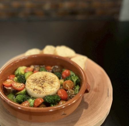 丸ごとカマンベールチーズと季節野菜のアヒージョ