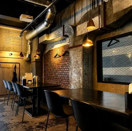 Table seating with a relaxed atmosphere.Perfect for a wide range of occasions, such as girls' nights out or meals with friends.