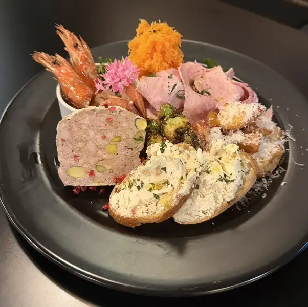シェフのおすすめ「おまかせ前菜盛り合わせ7種」
