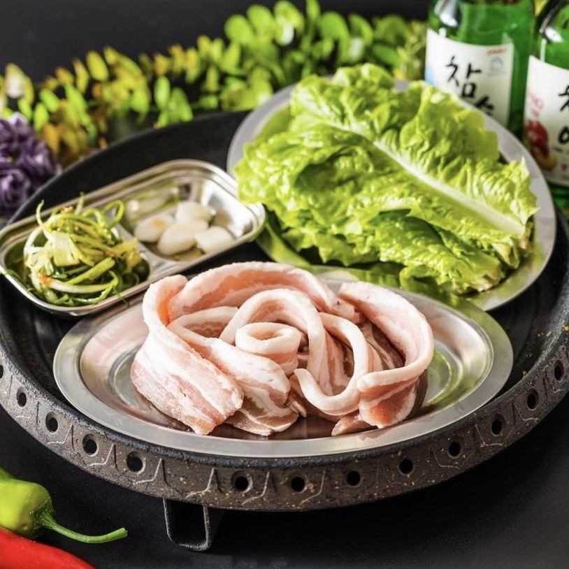 Please enjoy high-quality pork wrapped in fresh lettuce.