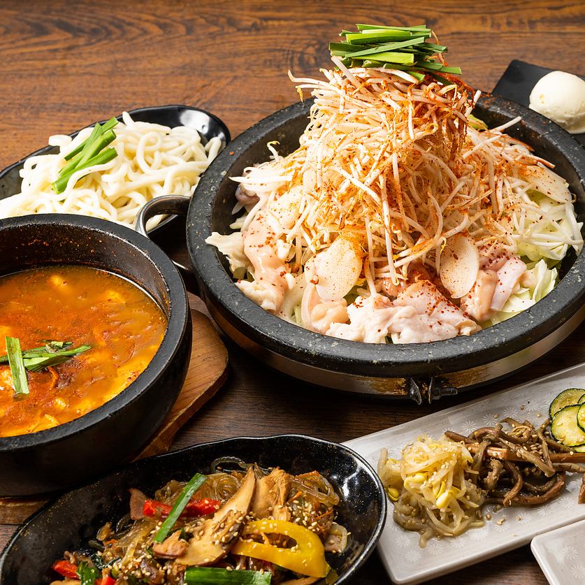 Authentic Korean cuisine and more than 50 kinds of drinks are available♪