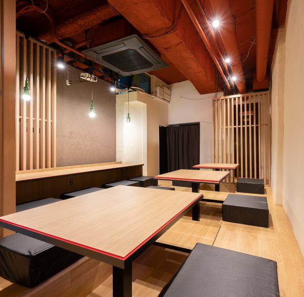 韓モダンな店内は横並びで楽しんで頂けるカップル横並び席、２名様テーブルを３卓、４名様テーブル３卓、いづれも連結し、15名様から最大30名様までの宴会が可能です！