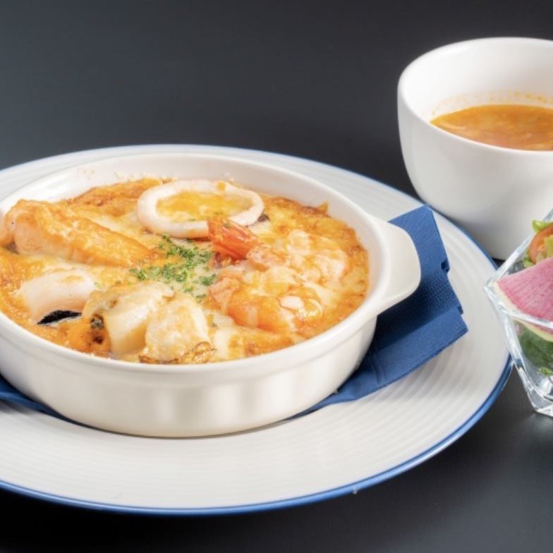 1200日元起提供沙拉和汤的超值午餐菜单♪