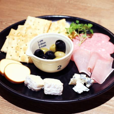 生ハムとチーズのシェフのお任せ盛り