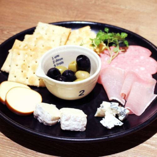 生ハムとチーズのシェフのお任せ盛り