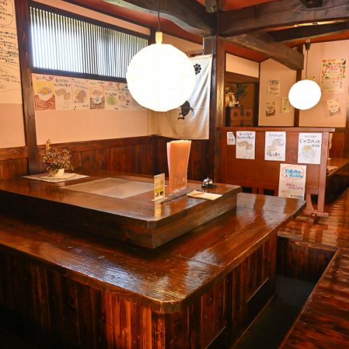 <p>最大60名まで対応可能な広々とした店内は、大人数の宴会に最適です。法人利用も多く、宴会にも選ばれています。和紙の照明が柔らかく灯り、温かみのある雰囲気を演出。壁には店主が描いたツバメの絵が飾られ、明るく親しみやすい空間です。古い建物を活かしたレトロな内装は懐かしさと居心地の良さが魅力☆</p>