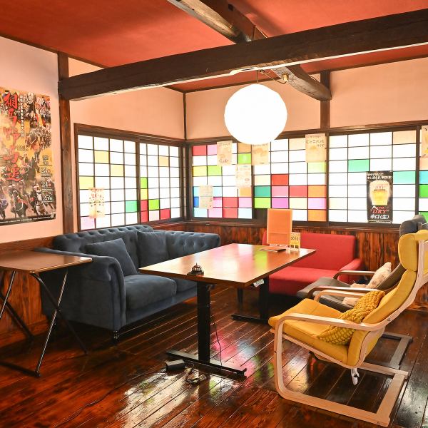 店内は和紙の照明と店主の描いた絵で温かみのある雰囲気!古い建物を活かしたレトロな雰囲気がZ世代には新鮮！オリジナルキャラクター「茶々丸くん」も大変愛されており、遊び心あふれるサービスが魅力です。懐かしの音楽が流れる店内は懐かしさと活気が共存する空間です。アクセスも良く、法人宴会や家族利用にも便利です。