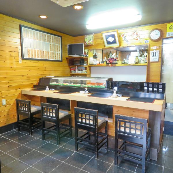 ≪Easy to stop by≫ The interior of the store, where you can feel the warmth of wood, has a nostalgic atmosphere and is comfortable.The counter has 4 seats.Perfect for one person on the way home from work or for a date ◎ Enjoy delicious sushi at the counter seats where you can see the general holding up close.