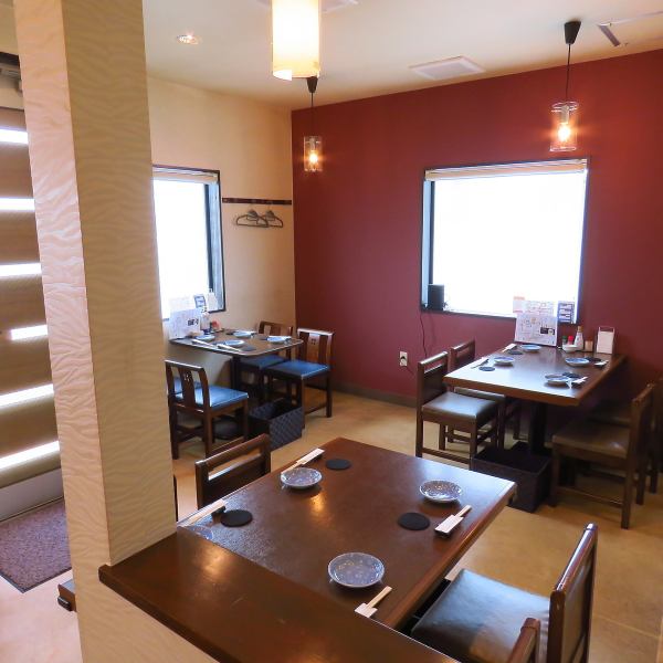 【テーブル席:全12席】席の間隔が広く、どのお席もゆったりとお寛ぎいただけるテーブル席は4名席×3卓ご用意しております。ご友人同士や会社仲間とのご利用から、ベビーカーをご利用のお子様連れまで多彩なシーンでお楽しみいただけます。