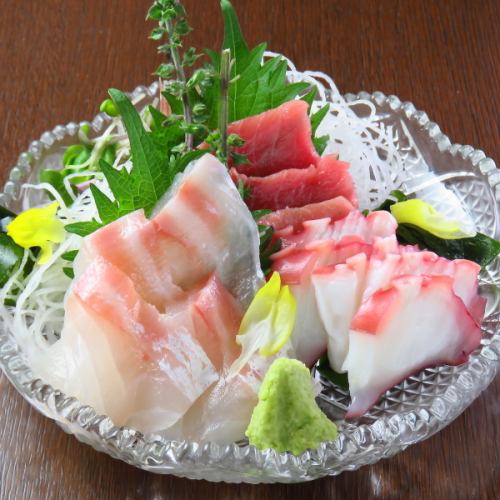 市場で直接仕入れる新鮮な魚をお刺身でお楽しみください