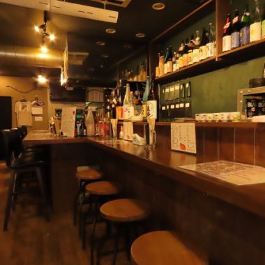 アットホームな店内はお1人様でもふらりと気軽に立ち寄れます。どうぞ兼ねなく入ってください♪日本酒や焼酎も常時100種類の品ぞろえ◎お酒好きにはたまらないお店です！何を飲んだら良いか迷ったら是非おすすめの【飲み比べSET】をご利用ください♪