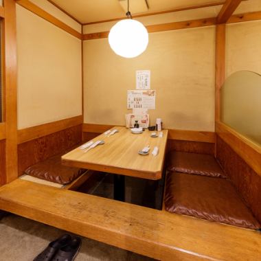 最大4名様まで着席可能な「掘りごたつ席」♪掘りごたつで落ち着いた雰囲気で小宴会や食事がお楽しみいただけます！少人数の飲み会にピッタリ！2名様以上でのご利用可能となっております。