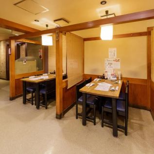 ≪席名称：波≫最大28名様まで着席可能な「テーブル席」靴を脱がずに使えるテーブル半個室席。会社宴会でも多くご利用頂いております。ご予約の際、「テーブル席・波」とご指定下さい。個室利用の場合、お早目ご予約をお願いします。