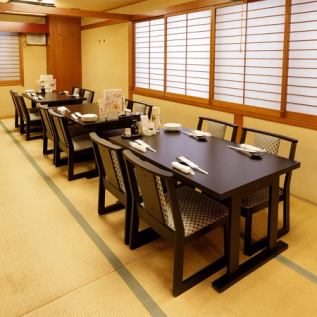 ≪席名称：花≫最大16名様まで着席可能な「お座敷席」中宴会に使える大広間の個室席。入口は、ふすま扉で仕切られており、会社宴会で多くご利用頂いております。ご予約の際、「お座敷席・花」とご指定下さい。13名様以上のご利用限定となっております。