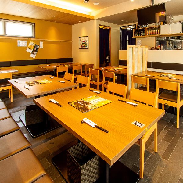 [Clean interior based on wood] The interior of the shop feels warm orange lighting and the warmth of the wood.If you take a step into the store, it has a pleasant fragrance ◎ We also have counter seats so that even one person can easily enjoy meals and drinks!