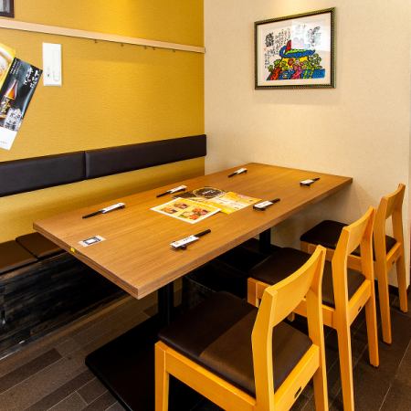 The table seats are bench seats on one side, so you can spend a relaxing time! We also have a table for 6 people.