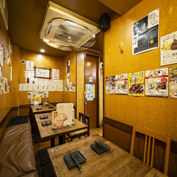 木のぬくもりが溢れる明るい店内で、リラックスできるひとときをお過ごしください。自慢の鳥料理は、素材の良さを最大限に引き出した一品ばかり。丁寧に焼き上げた焼き鳥や、季節の素材を活かした料理とともに、厳選されたお酒をお楽しみいただけます。カウンター席もあるため、お一人様でもお気軽にご利用いただけます◎