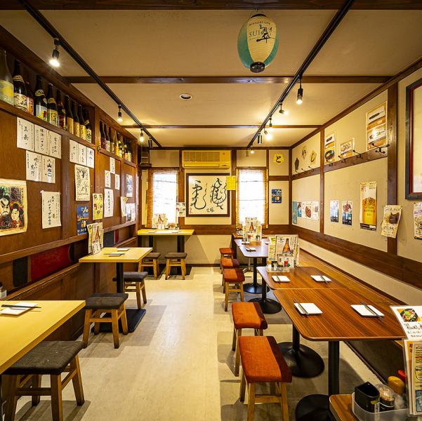 落ち着いた雰囲気のフロアは、肩肘張らずにお過ごしいただくには絶好の空間。周りを気にせず、気の合うお仲間とともに、気軽に一杯楽しんだり、ワイワイと賑やかに盛り上がることができます。お料理も、お酒も、質の高さを感じられるラインナップをご用意。大人数での各種宴会にもぴったりです。