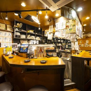 目の前で調理の様子が見えるカウンター席が9席。横並びに座って会話を楽しむデートはもちろん、お仕事帰りのちょっとした1杯にもおすすめ。もちろんお一人様も大歓迎です♪