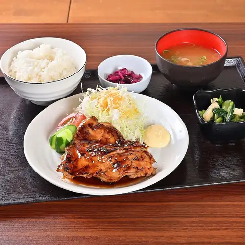 特色菜!炭烤雞腿套餐