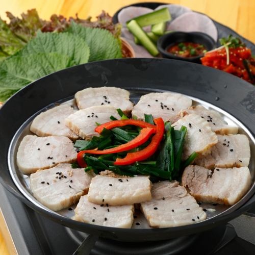 ■ Healthy and delicious bossam One of the classic Korean dishes