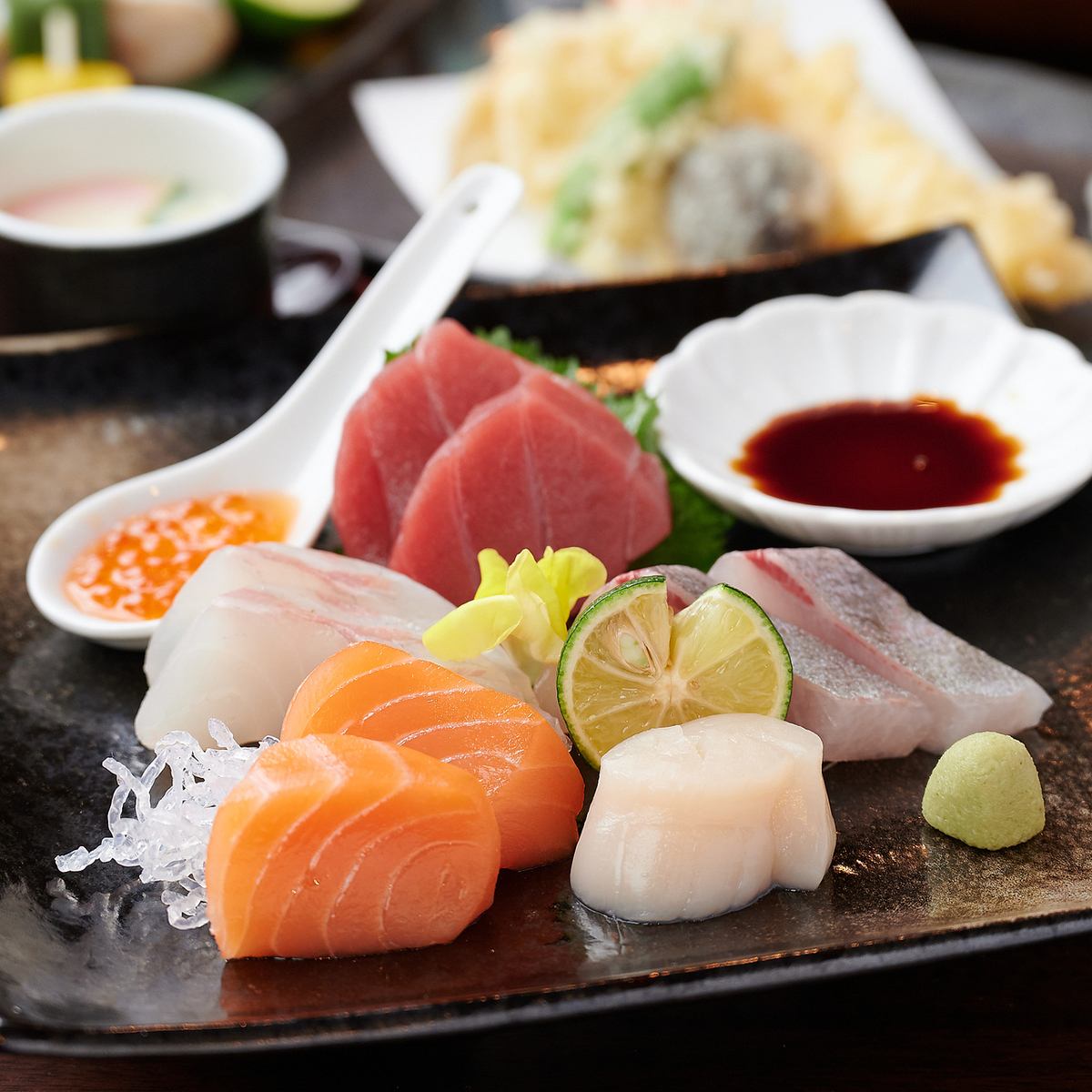 Enjoy a heart-warming time with fresh sashimi and warm kamameshi♪