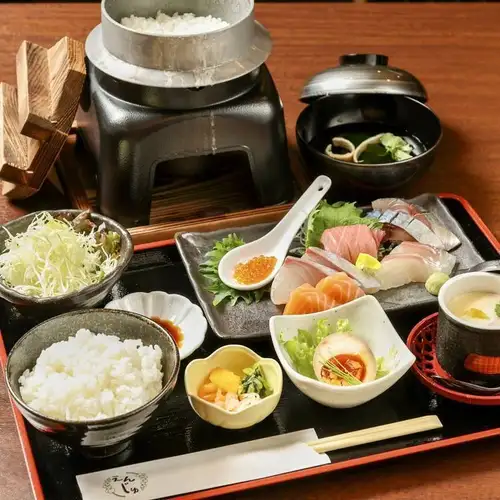 Very popular! Lunch is served from 11 am to 2 pm.