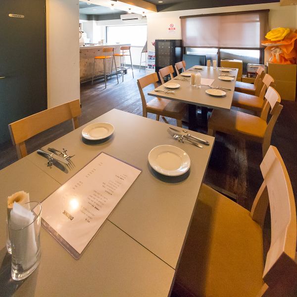 【大人のための上質な空間】洗練された雰囲気の中で、特別なひとときをお楽しみください。4名掛けのテーブル席が2つと2名掛けが1つ、移動も可能なため、グループでのご利用も歓迎しております。誕生日や記念日などの特別な日にも最適な場所で心に残る素敵な思い出を当店で。