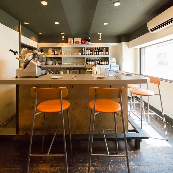 【落ち着いたアットホームな雰囲気で食事】白い壁と黒とウッドを基調とした天井が心地よい空間を演出します。大人のためのリラックスした食事時間を提供する当店では入口からは見えないカウンター席が6席完備。おひとり様でも気軽にご来店いただけます。