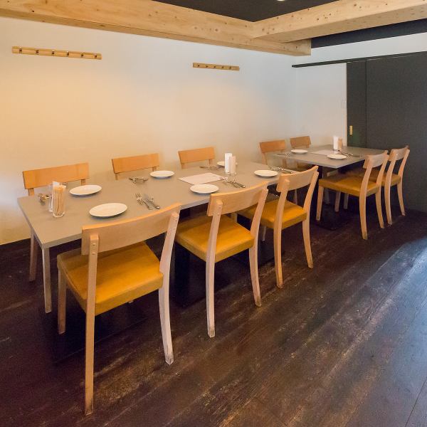 【駅近！落ち着いた空間で美味しい食事】JR大阪城北詰駅から徒歩3分、京橋駅からも徒歩6分という立地にございます。黒を基調としたシックなインテリアとウッド素材の温もりが調和した、ゆったりとした空間で、心地よい時間をお過ごしいただけます。大切な人との特別なお食事や、友人との楽しい時間など幅広いシーンに対応。