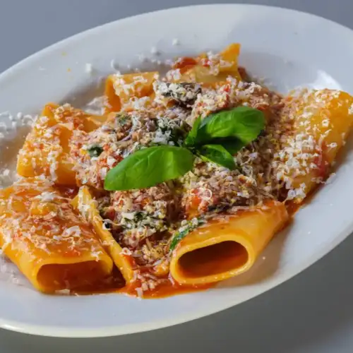 We also offer dishes that can be enjoyed as a main course or as a finishing touch, such as pasta.