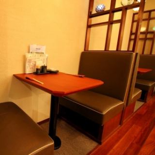 【テーブル:2名席(1卓)』くつろぎのソファータイプ。夫婦/カップル/友人同士など、静かな店内は落ち着いて語り合うにはぴったりです。３～４名様でもご利用いただけるよう補助テーブルのご用意がございます。※混雑時はご利用時間を制限させていただく場合がございます。※5名以上の予約希望のお客様は『コース予約必須』