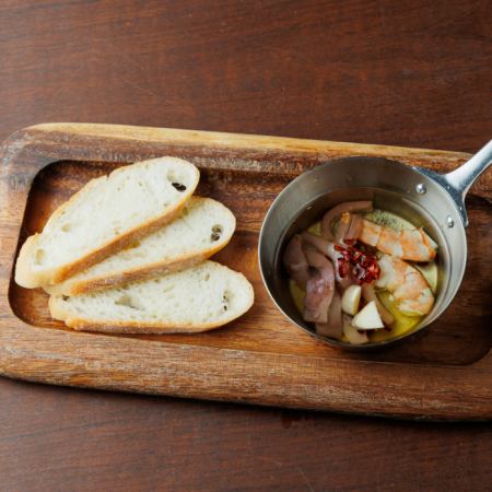 イカとエビの海鮮アヒージョ