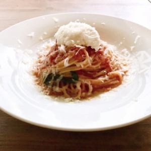 Pomodoro with carefully selected tomatoes topped with ricotta cheese