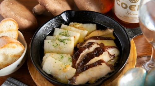 肉厚しいたけと長芋のアヒージョ