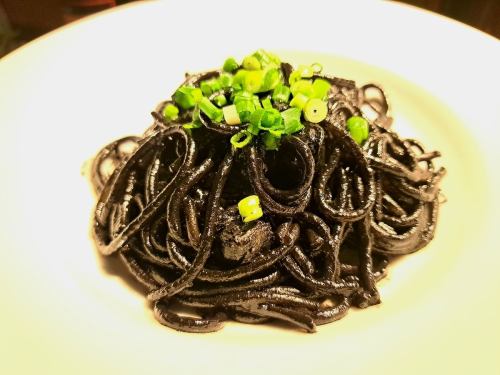 旨味たっぷり！イカ墨パスタ