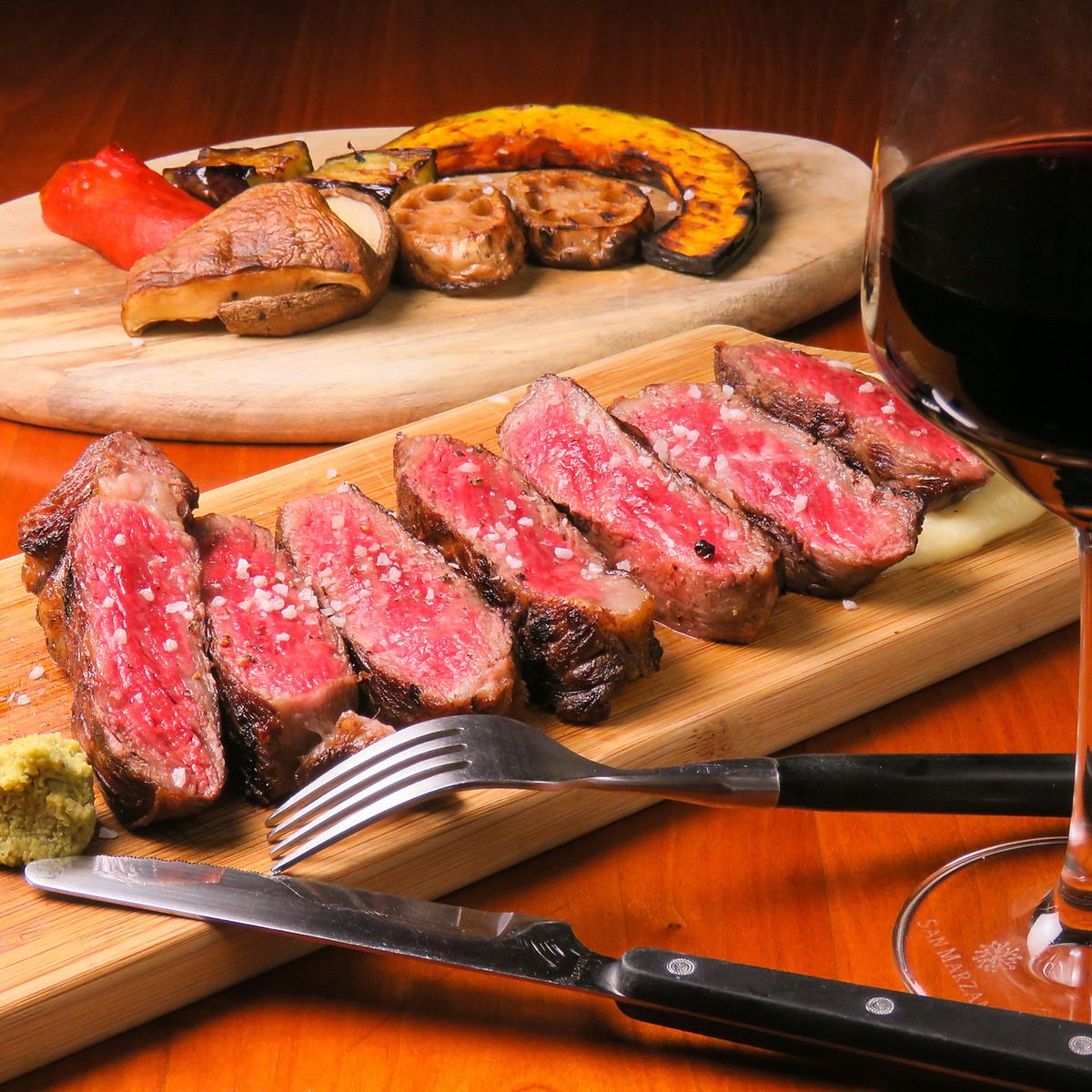 You can enjoy special dishes such as aged Japanese black beef grilled in a charcoal oven.