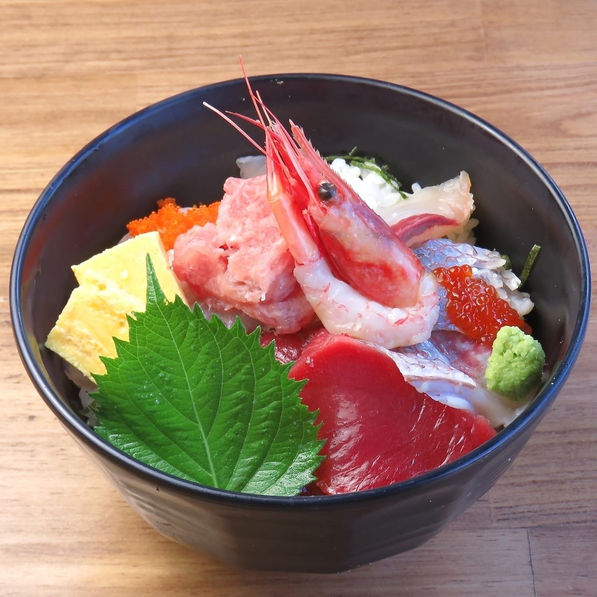 鮮魚の盛り合わせなど、産地・市場直送の魚を使った海鮮料理！