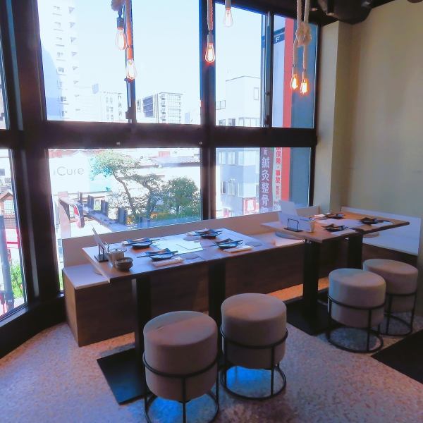 【◆テーブル＆カウンター席◆】当店では、カウンター席とテーブル席をご用意しております。カウンター席は、お一人様やデート、ご夫婦でのお食事といった、少人数のご利用に最適。様々な人数で利用可能なテーブル席は、複数卓一緒に使えるため、多彩なシーンでご希望にあわせて使い分けやすいお席となっております。