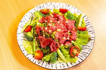 能登牛ベーコンと石川県野菜サラダ