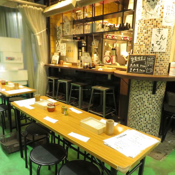 There are seating type and standing type.The seating type table can be used by up to 12 people with 2 tables for 6 people.There is also a standing type counter, so it's perfect for drinking a drink after work.Online reservation is also open during business hours, especially if you want a seating type seat, it is convenient to make a reservation!