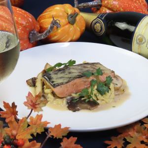 Grilled autumn salmon, crab cream sauce spaetzle, mushrooms (with baguette)