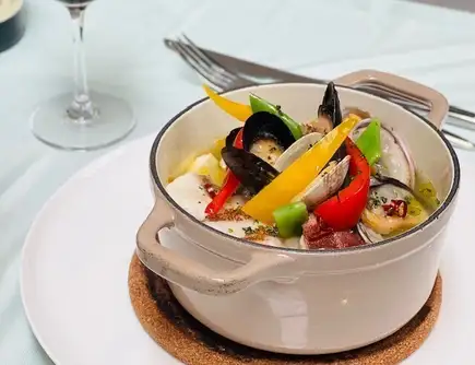 【個室貸切◆ランチプラン】選べるメイン＆サラダビュッフェ付き　お一人様3,500円（貸切料込）