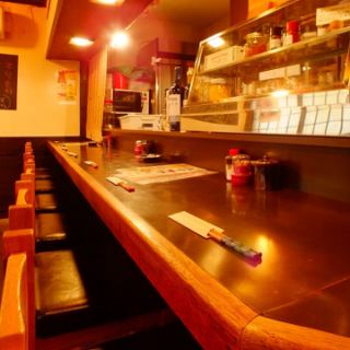 The counter seats where you can enjoy conversation with the shop owner are very popular seats ♪