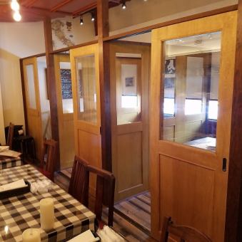 [Private room with door] There are 3 private rooms for 4 people that are ideal for private gatherings.